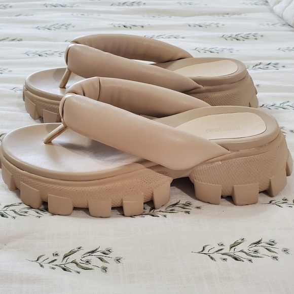 PrettyLittleThing Cream Toe Post Cleated Sole Chunky Sandals Size 39 (8) - Picture 8 of 14
